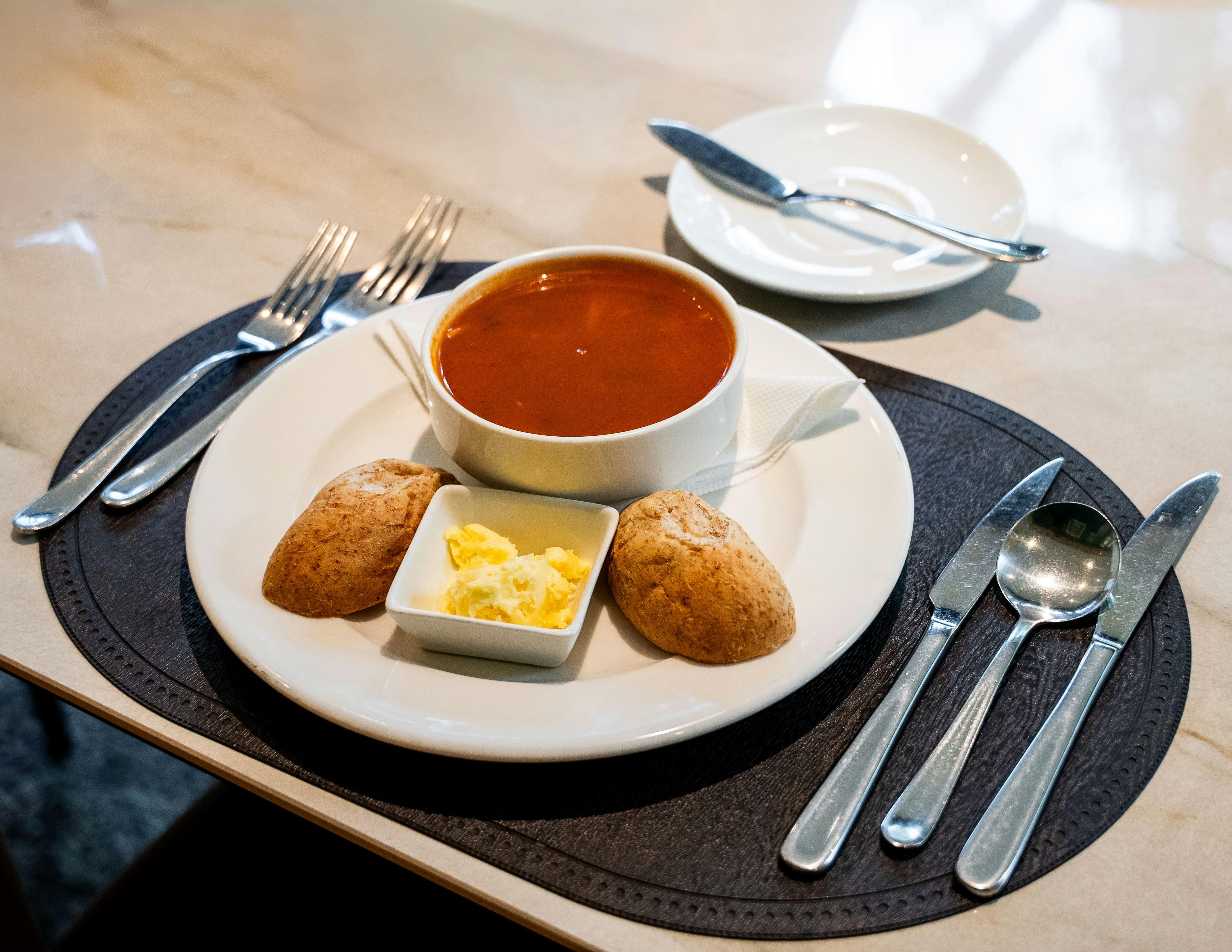The Complete Guide to Dining Etiquette and Table Manners